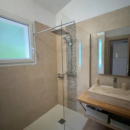 Mini-villa Avec Vue Et Piscine *